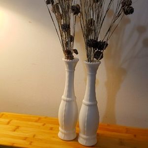 Beautiful pair of  vintage anchor hocking tall bud wite milk glass vases.